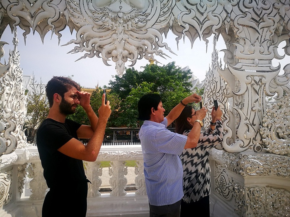 Ngôi chùa màu trắng đặc biệt ở "xứ sở chùa vàng" - 9 Nhiều du khách nước ngoài thích thú với ngôi chùa Trắng.