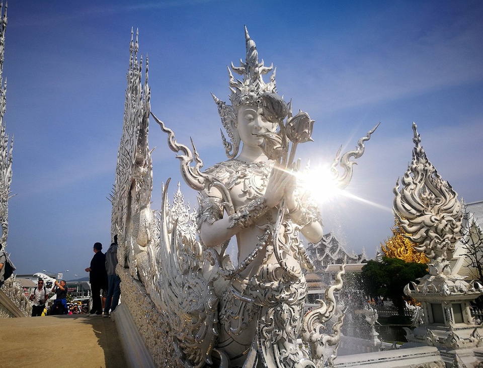 Ngôi chùa màu trắng đặc biệt ở "xứ sở chùa vàng" - 8 Kiến trúc chùa Trắng được làm từ thủy tinh, thạch cao là chủ yếu.