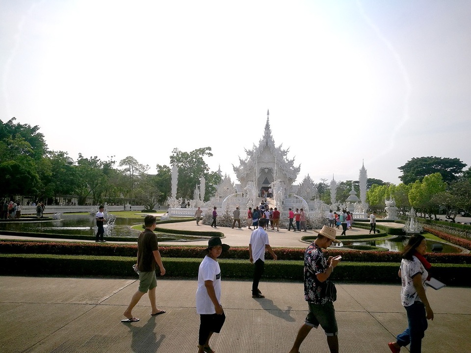 Ngôi chùa màu trắng đặc biệt ở "xứ sở chùa vàng" - 3 Mỗi năm, hàng nghìn khách du lịch đến tham quan ngôi chùa.