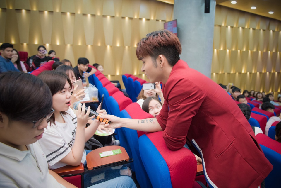 Bên cạnh được gặp gỡ và lắng nghe những chia sẻ về kỷ niệm khi tham gia Hoa hậu Việt Nam của Hoa hậu Đỗ Mỹ Linh và Á hậu Diễm Trang, sinh viên trường ĐH Hồng Bàng còn được “quẩy” cùng Will và Jun Phạm.