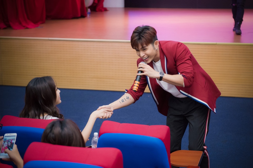 Không ít nữ sinh viên “phát hờn” khi trong lúc biểu diễn, anh chàng Jun Phạm bất ngờ lao xuống sân khấu nắm tay Hoa hậu Mỹ Linh.