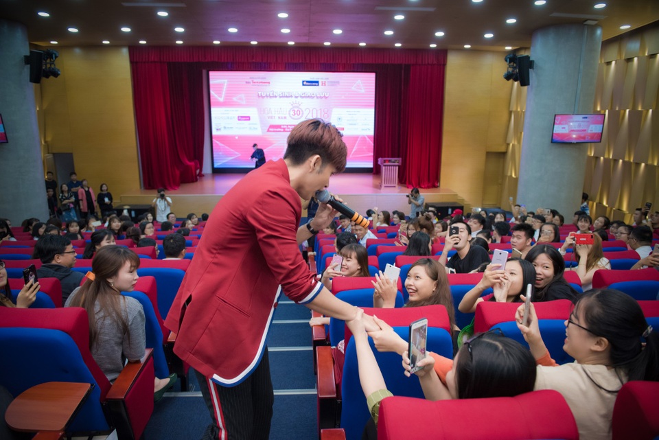 Anh chàng cũng rất thân thiện khi xuống đến tận hàng ghế cuối cùng vừa hát giao lưu, vừa chụp ảnh selfie cùng sinh viên. Bên cạnh đó, khi được hỏi là Jun Phạm yêu thích Hoa hậu Việt Nam nào nhất thì anh chàng cũng chẳng ngại ngần chia sẻ trước đây anh rất yêu quý Hoa hậu Mai Phương Thúy nhưng những năm gần đây thì anh rất thích Hoa hậu Đặng Thu Thảo và đặc biệt từ hôm nay Hoa hậu Đỗ Mỹ Linh đã hoàn toàn chinh phục anh bởi sự dễ thương, vẻ đẹp trong sáng và thân thiện, giản dị của nàng.