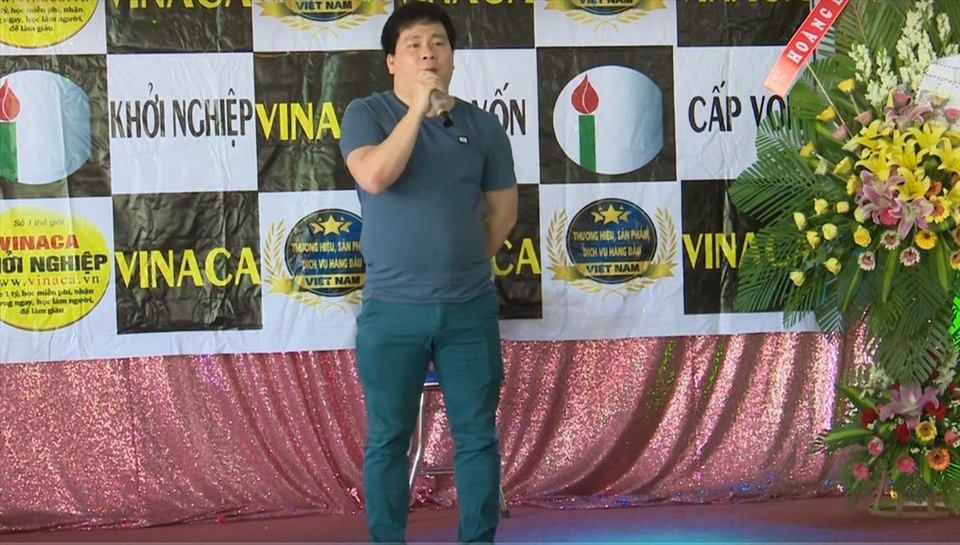 Chân dung giám đốc Cty Vinaca bán hàng rởm - 1
Ông Nguyễn Xuân Thu (37 tuổi) là Giám đốc công ty Vinaca có trụ sở tại số 17/40 phố Cự Lộc, phường Thượng Đình, quận Thanh Xuân, Hà Nội. Mặc dù quảng cáo sản phẩm mang tên ung thư có tác dụng như thần dược nhưng qua xác minh của cơ quan chức năng, Công ty Vinaca không phát hành hóa đơn và chưa từng kê khai thuế.