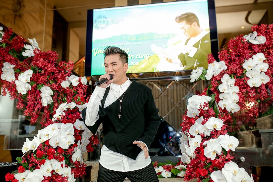 Mr. Đàm ra mắt album mới Yêu tận cùng, đau tận cùng - 1
Ra mắt MV ngay tại nhà là ý tưởng vô cùng sáng tạo của Đàm Vĩnh Hưng