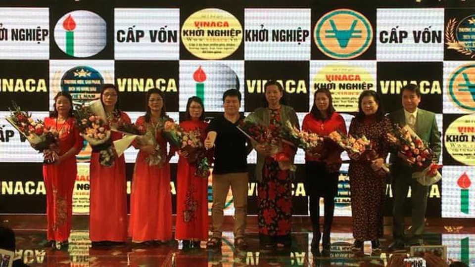 Chân dung giám đốc Cty Vinaca bán hàng rởm - 3
Theo tìm hiểu, hiện 20 tỉnh thành trên cả nước đã có đại lý phân phối sản phẩm mang tên Vinaca. Trước thông tin sản phẩm Vinaca làm từ than tre, Cục Quản lý thị trường đã có văn bản thu hồi toàn bộ sản phẩm của công ty này nhưng đơn vị vẫn tiếp tục khai trương đại lý phân phối sản phẩm tại Gia Lai và TPHCM