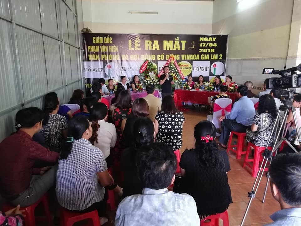 Chân dung giám đốc Cty Vinaca bán hàng rởm - 6 Theo trang chủ của Cty này, chỉ cần khách hàng tham gia gói khởi nghiệp – trở thành đại lý phân phối sản phẩm với số tiền 200 triệu đồng, khách hàng sẽ nhận lời hứa hẹn “Tài trợ 80% vốn xây dựng cửa hàng tổng hợp sức khỏe, mỹ phẩm, thực phẩm sạch, rượu (tới 850 triệu tiền hàng), “Hỗ trợ thêm quảng cáo thiết kế gian hàng kệ hàng, khai trương, rượu ra mắt tới 150 triệu”. Tổng giá trị gian hàng tới 1 tỉ đồng – một khoản tiền kếch xù khiến hàng trăm người từ khắp nơi tham gia.