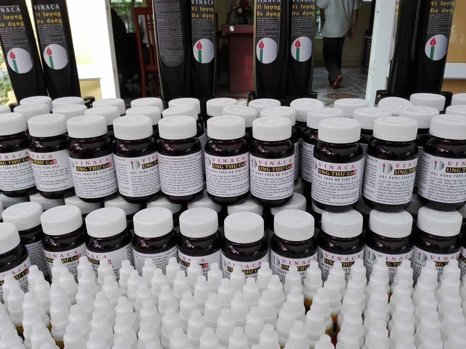 Chân dung giám đốc Cty Vinaca bán hàng rởm - 8
Công ty Vinaca có hành vi lừa đảo khách hàng hay không vẫn chưa được cơ quan chức năng kết luận nhưng có một sự thật là: Sản phẩm Vinaca Ung thư CO3.2; từng được Cty này chào mời chuyển giao công nghệ với giá 2 tỉ đồng nhưng vừa qua, Bộ Y tế kết luận đây là thực phẩm chức năng giả.