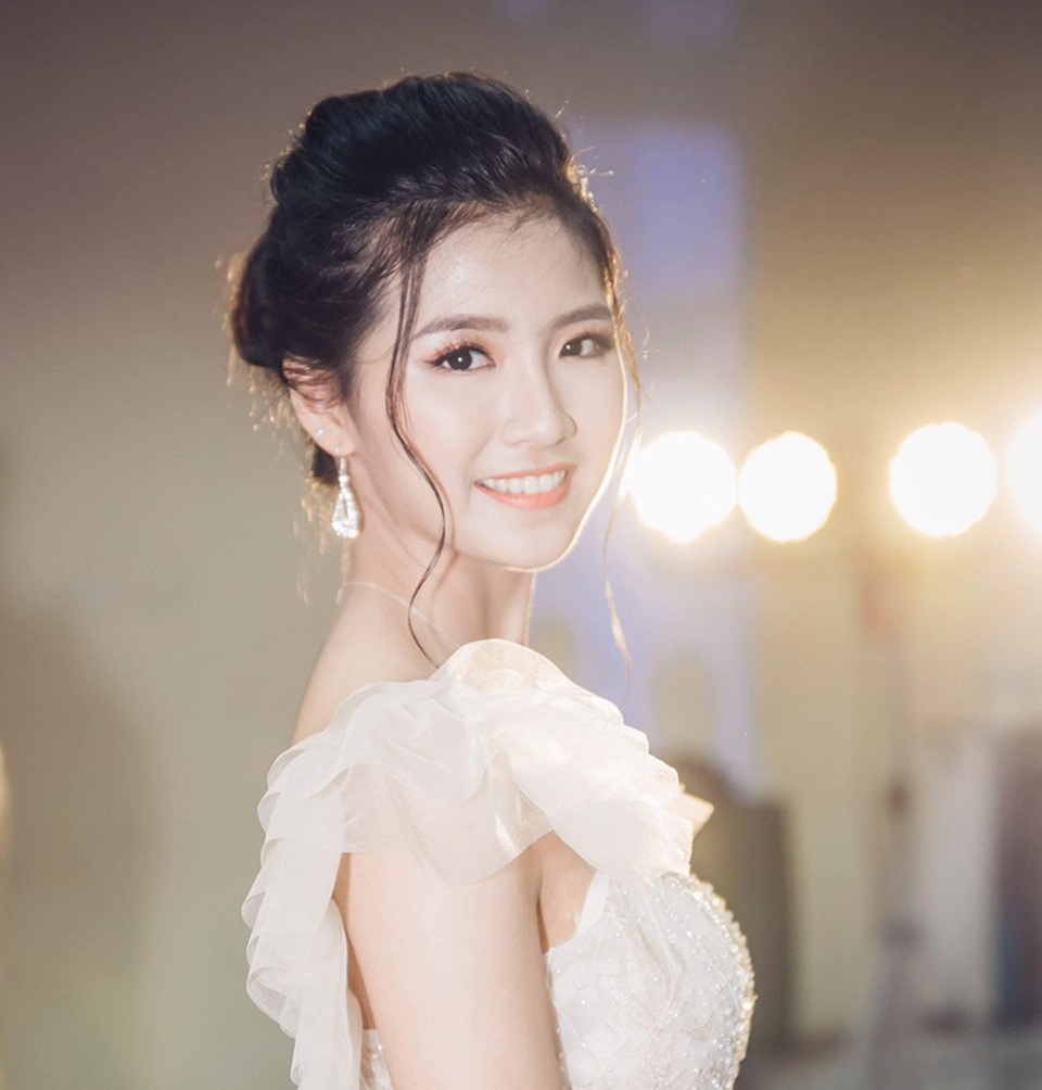 Nhan sắc của Hoa khôi "Gương mặt thương hiệu" ĐH Luật 2018 - 5 Kiều Anh chia sẻ: “Hồi nhỏ em hay tham gia những cuộc thi như vẽ vời, thêu thùa, thủ công, thiết kế thời trang và giành được kha khá giải nhất nhì. Sau này lớn lên em không tham gia nhiều nữa”.