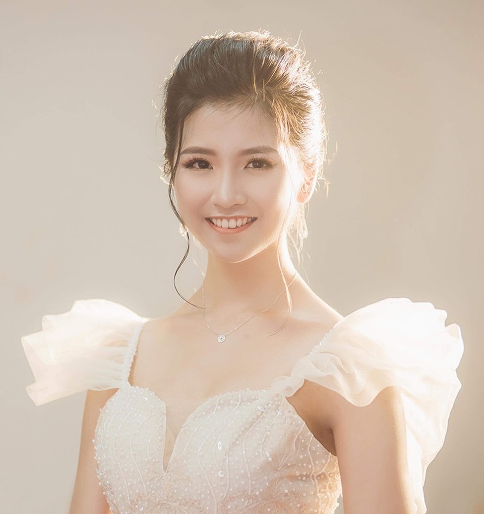 Nhan sắc của Hoa khôi "Gương mặt thương hiệu" ĐH Luật 2018 - 4 Ngoài bóng rổ, Kiều Anh còn thích hát, nhảy múa, xem phim, du lịch, xem phim, đọc tiểu thuyết. Cô có sở trường là ngoại ngữ và vẽ.