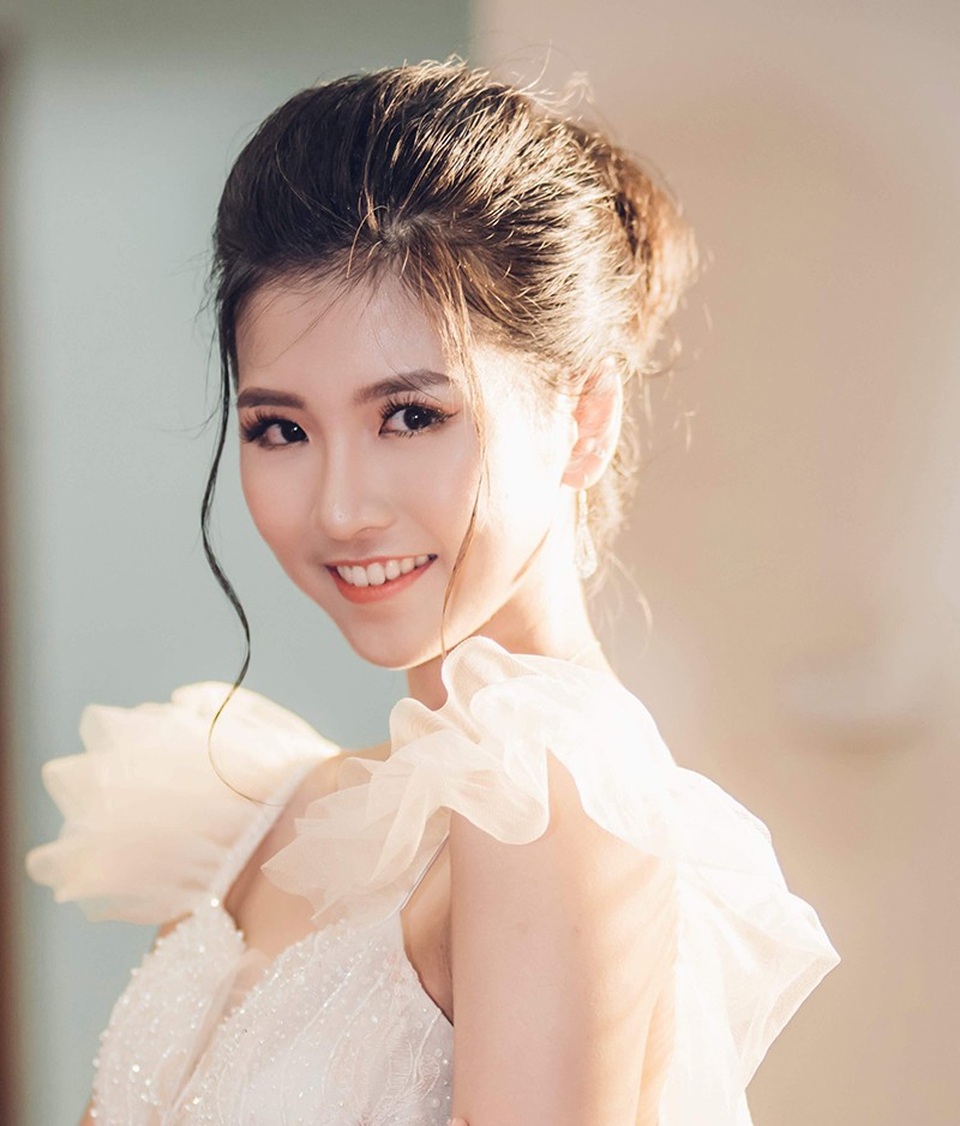 Nhan sắc của Hoa khôi "Gương mặt thương hiệu" ĐH Luật 2018 - 2
Phùng Kiều Anh sinh năm 1999, quê quán Hà Nội. Cô có sở thích đặc biệt là chơi bóng rổ và từng chơi bộ môn thể thao này từ năm lớp 11.