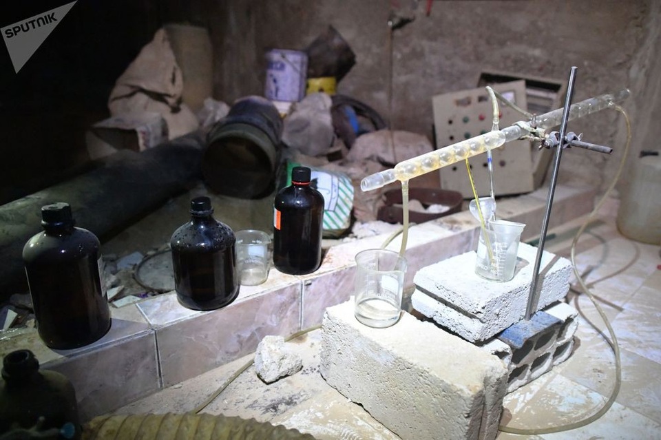 Bên trong kho vũ khí hóa học của phiến quân tại Syria - 1 Các dụng cụ được sử dụng để chế tạo các loại chất hóa học bên trong phòng thí nghiệm của phiến quân được phát hiện tại Douma, Syria.