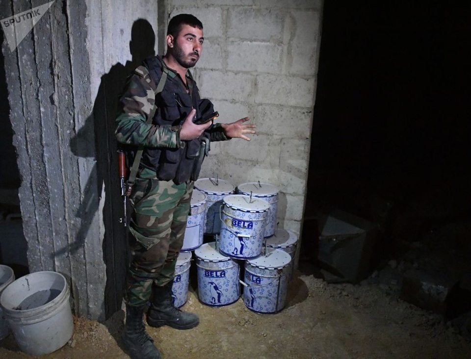 Bên trong kho vũ khí hóa học của phiến quân tại Syria - 3 Phiến quân sử dụng tầng hầm của một trong số các căn nhà ở vùng ngoại ô Damascus để chế tạo các loại chất độc hóa học và thuốc nổ.