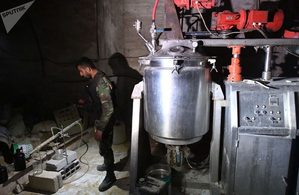 Bên trong kho vũ khí hóa học của phiến quân tại Syria - 5 Các thiết bị được sử dụng để chế tạo chất độc tại phòng thí nghiệm hóa học của phiến quân ở ngoại ô Damascus.