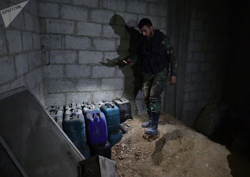 Bên trong kho vũ khí hóa học của phiến quân tại Syria - 7 Các thùng chứa bên trong phòng thí nghiệm hóa học của phiến quân.