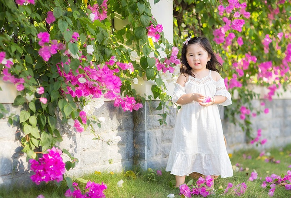 Ngày nắng đẹp bên giàn hoa giấy của "thiên thần nhí" Mimi - 8 Bé xinh như thiên thần đùa chơi bên giàn hoa giấy.