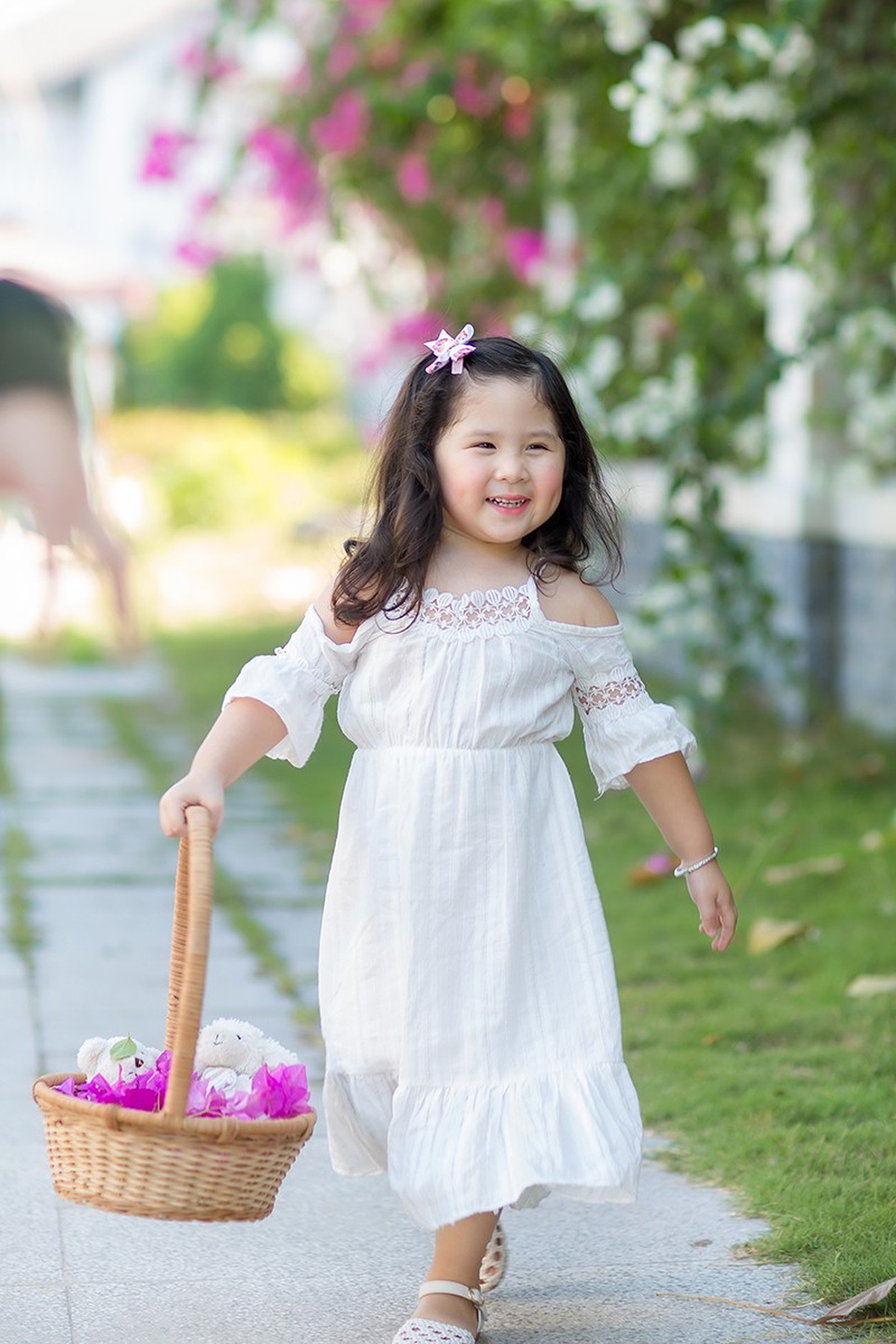 Ngày nắng đẹp bên giàn hoa giấy của "thiên thần nhí" Mimi - 7 Cô bé tự chọn đồ, phối đồ mà không nhờ tới mẹ.