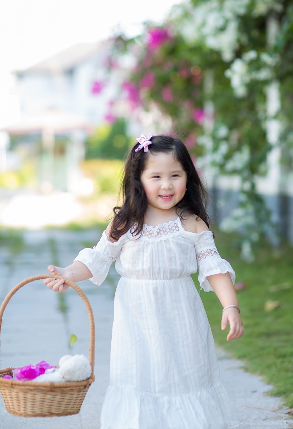 Ngày nắng đẹp bên giàn hoa giấy của "thiên thần nhí" Mimi - 6 Bộ ảnh này được chụp nhân một buổi dã ngoại của Mimi.