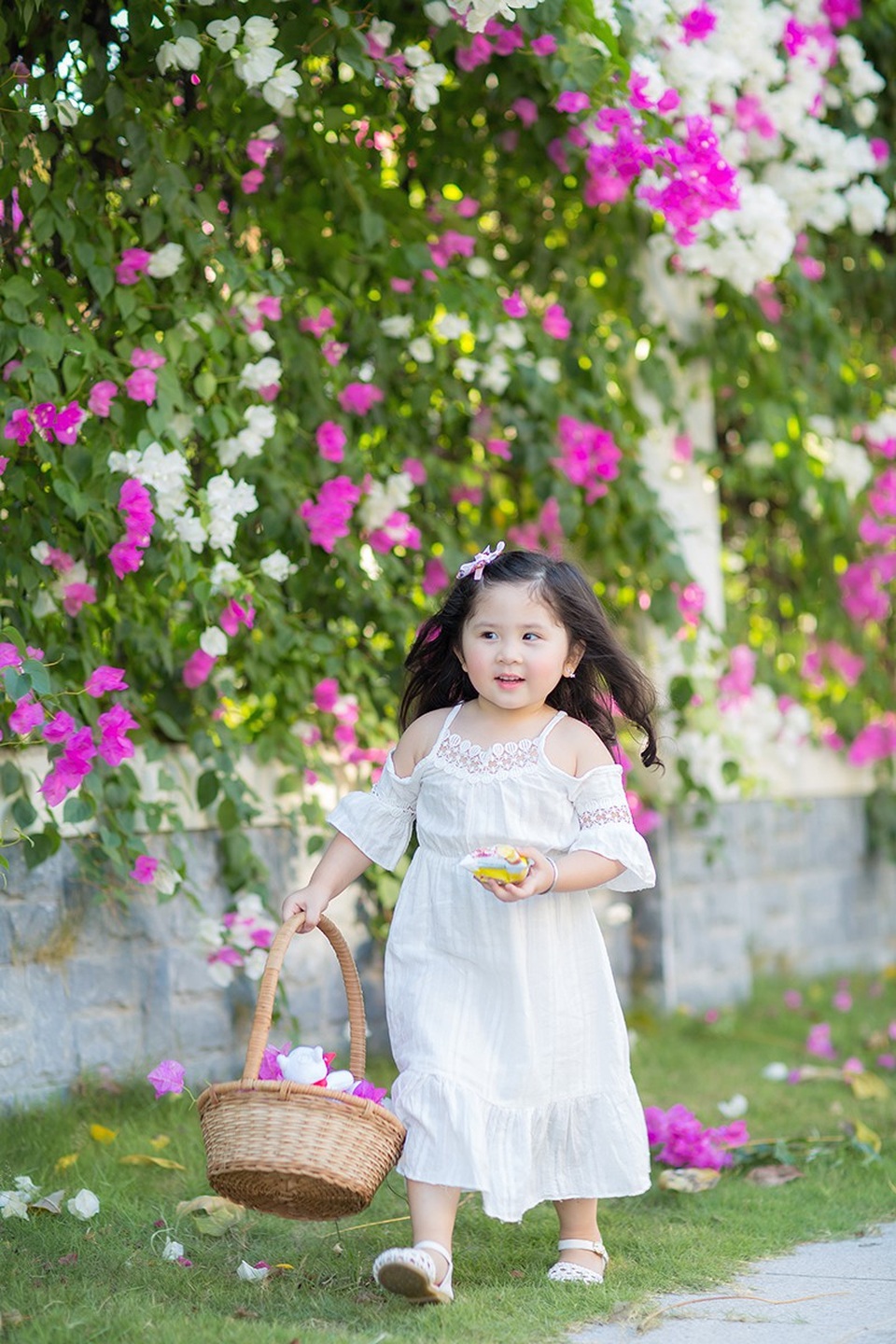 Ngày nắng đẹp bên giàn hoa giấy của "thiên thần nhí" Mimi - 5 Nhìn con lớn lên từng ngày, mẹ Mimi chia sẻ: Từ ngày có bé trong nhà chị luôn đầy ắp niềm vui.