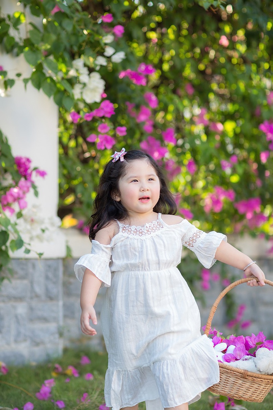 Ngày nắng đẹp bên giàn hoa giấy của "thiên thần nhí" Mimi - 4 Cô bé rất thích học và có năng khiếu ngoại ngữ. Mimi thường xin mẹ đăng ký cho đi học các lớp học bổ trợ như là lớp học vẽ, lớp thuyết trình...