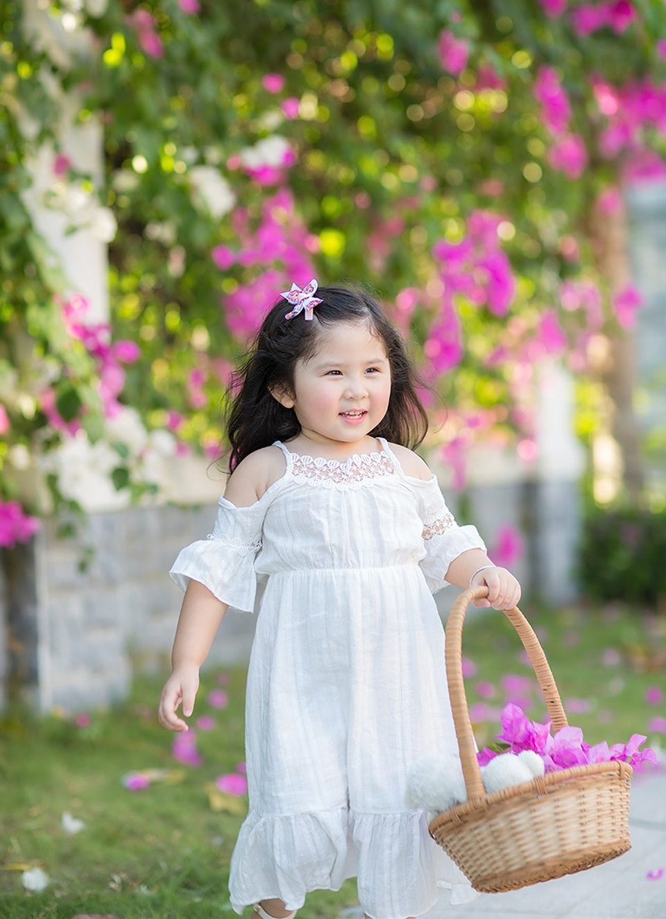 Ngày nắng đẹp bên giàn hoa giấy của "thiên thần nhí" Mimi - 1 Trần Khánh My sắp tròn 3 tuổi. Cô bé khá cao so với bạn bè đồng trang lứa. Và đặc biệt, tính cách của Mimi rất độc lập.