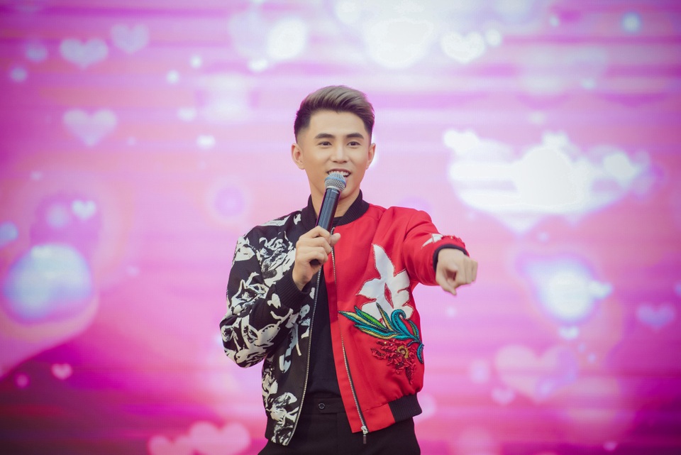 Xuất hiện không kém phần cuồng nhiệt, Will đã biểu diễn 3 tiết mục đã làm nên tên tuổi của mình là Nơi ta chờ em, Yêu là tha thu và Em chưa 18.