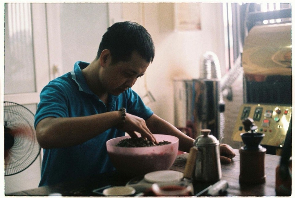 Tuyệt chiêu phân biệt cà phê thật và cà phê chứa tạp chất chỉ bằng 2 ly nước - 3 Chuyên gia Nguyễn Đăng Huy cho biết bột cà phê nguyên chất rất nhẹ, có độ xốp, tơi và rời. Trái lại các loại hạt đậu, bắp rang khi xay độ mịn, màu sắc, kích thước không đồng đều