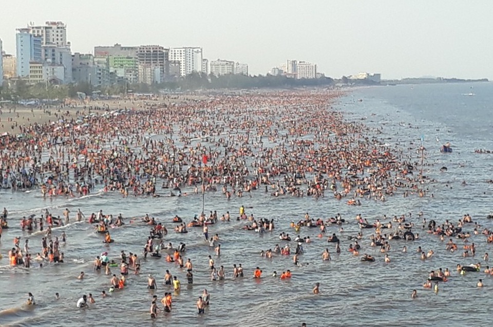 Hàng vạn du khách dự lễ hội du lịch biển Sầm Sơn năm 2018 - 9 Hàng vạn du khách dự lễ hội du lịch biển Sầm Sơn năm 2018 - 9