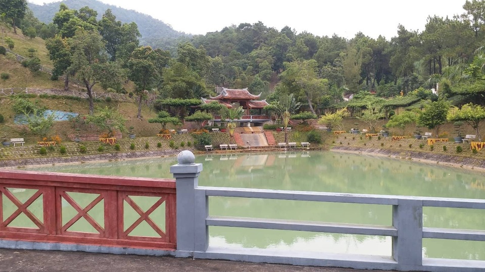 Đột nhập biệt phủ "hoành tráng nhất Quảng Ninh" trên đất rừng - 1
Một trong 3 hồ trên núi nằm trong khuôn viên biệt phủ được chủ nhân phối cảnh khéo léo, tạo cảnh thiên nhiên thuỷ mặc.