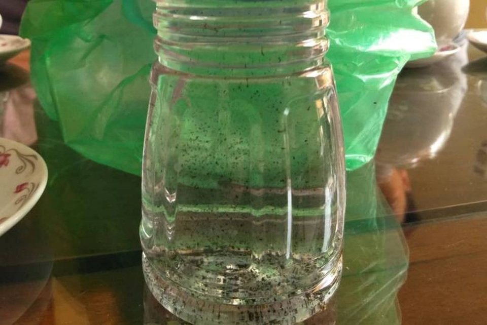 Nước sạch có nhiều cặn bẩn khiến người dân bức xúc