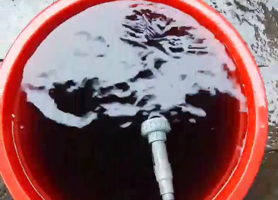 Nước xả ra từ đường ống nước sạch có màu đen
