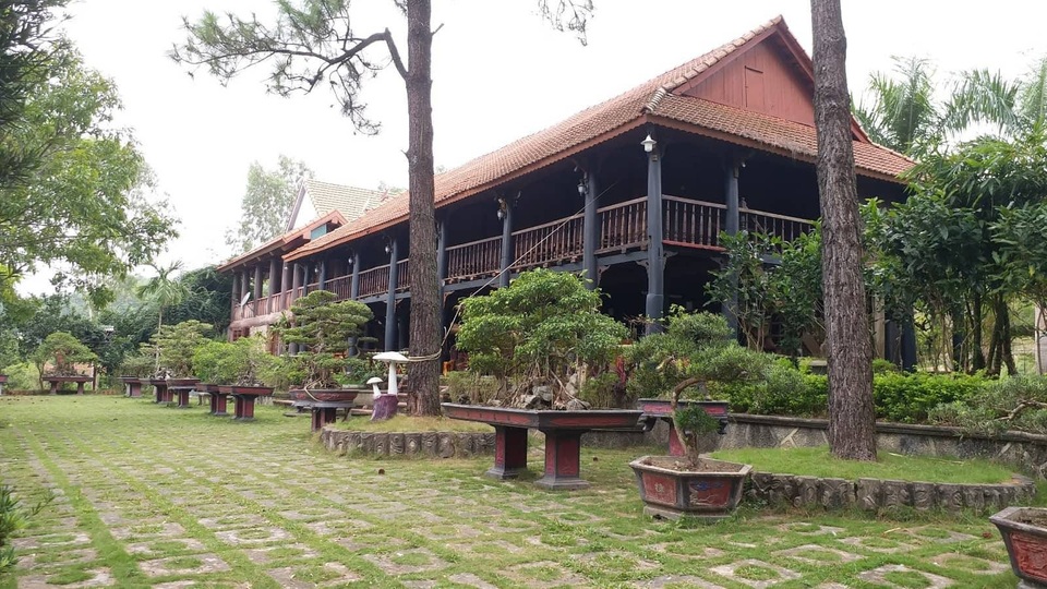 Đột nhập biệt phủ "hoành tráng nhất Quảng Ninh" trên đất rừng - 7
Một khu nhà sàn nằm trong biệt phủ.