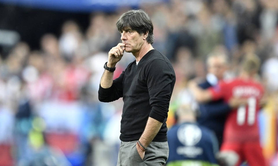 HLV Joachim Low thành công rực rỡ trên băng ghế huấn luyện đội tuyển Đức. Kể từ khi dẫn dắt Die Mannschaft vào năm 2008, ông đã đưa Đức trở lại với sức mạnh khủng khiếp. Thành quả lớn nhất của ông chính là chức vô địch World Cup 2014. Hiện tại, đội tuyển Đức vẫn đang đứng số 1 trên BXH FIFA. Dù hợp đồng của HLV Joachim Low với LĐBĐ Đức vẫn còn thời hạn tới năm 2020 nhưng nhiều nguồn tin cho rằng, ông có thể ra đi sau khi World Cup 2018 kết thúc. Điểm trừ duy nhất của Joachim Low là không có nhiều kinh nghiệm dẫn dắt CLB ở giải đấu đỉnh cao.