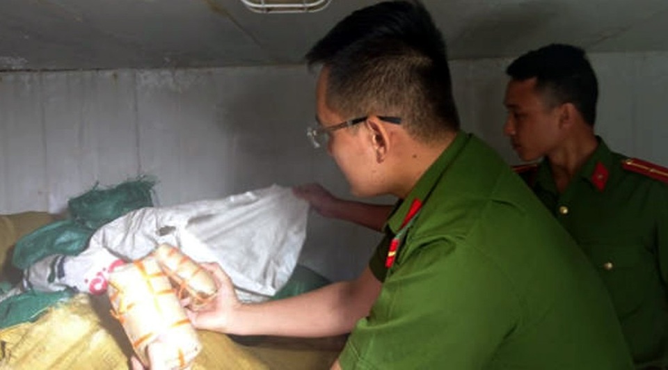 Liên tiếp bắt hơn 6 tấn nội tạng động vật bốc mùi - 2 Lực lượng chức năng phát hiện khoảng 5 tấn mỡ, da lợn đã bốc mùi và 200kg giò thành phẩm không rõ nguồn gốc trữ trong kho đông lạnh. (Ảnh: H.Q)