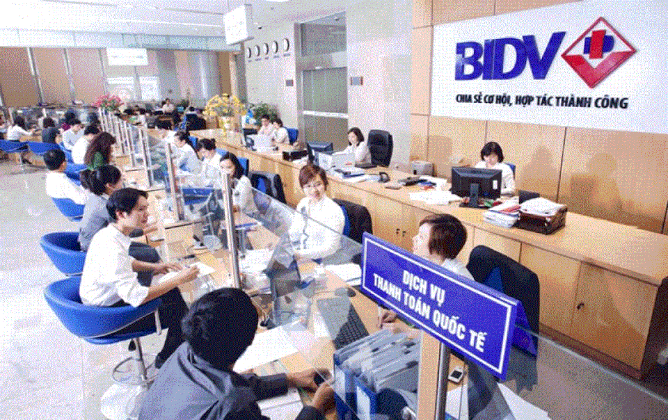 Trống ghế chủ tịch, BIDV bầu bổ sung ông Phạm Quang Tùng - 1
Tài liệu cuộc họp cho hay, ngân hàng vừa bổ sung thêm một nội dung mới đáng chú ý là tiến hành bầu bổ sung thêm 1 thành viên hội đồng quản trị (HĐQT) sau khi ngân hàng đã có hai thành viên HĐQT nghỉ từ tháng 11/2017.