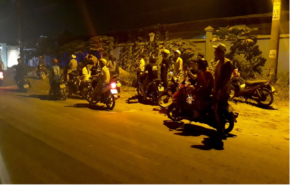Cháy lớn ở rừng tràm, hàng trăm cảnh sát được huy động dập lửa - 2
Nhiều người dân tập trung theo dõi công tác dập lửa.