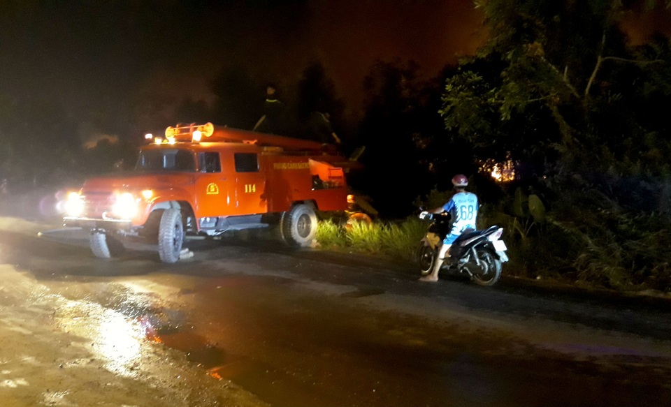 Cháy lớn ở rừng tràm, hàng trăm cảnh sát được huy động dập lửa - 3 Xe chuyên dụng PCCC tiếp cận hiện trường