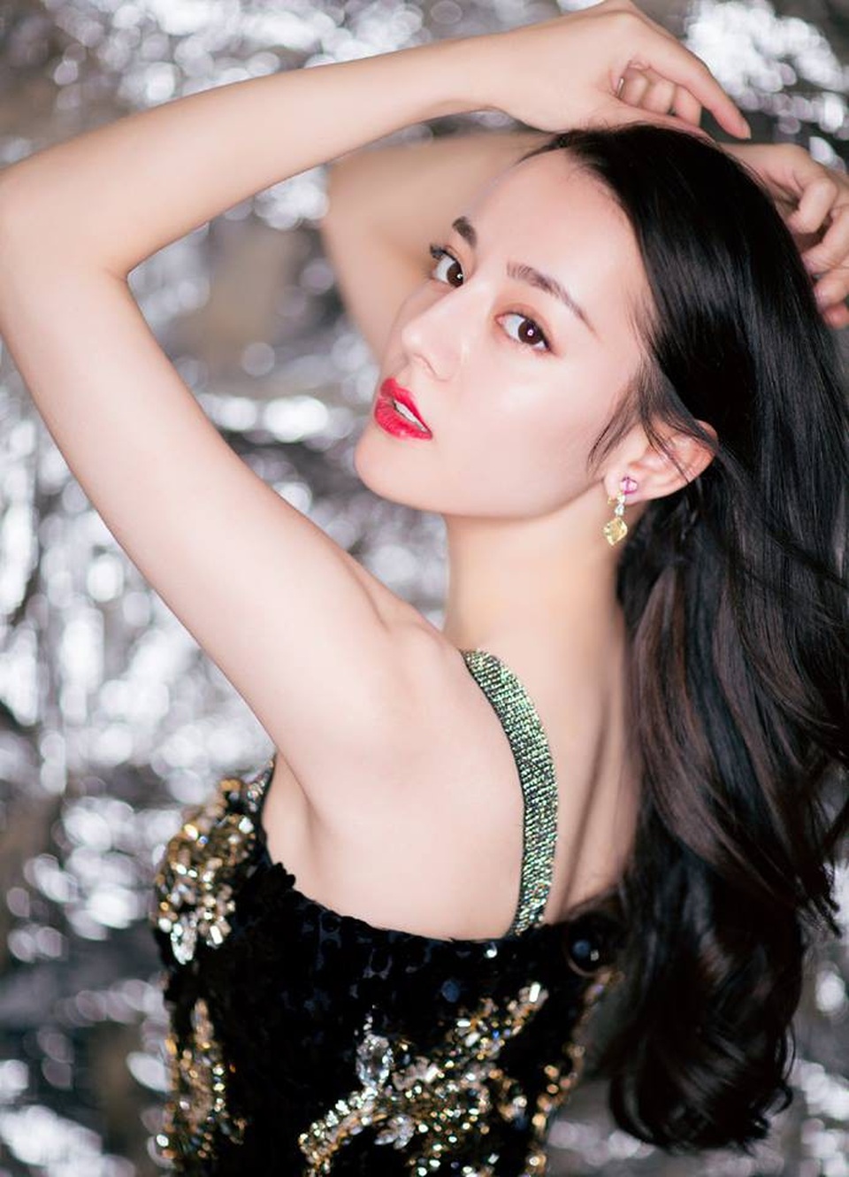 Địch Lệ Nhiệt Ba: Nhan sắc vạn người mê của mỹ nhân mới trong làng giải trí Hoa ngữ - 3
Địch Lệ Nhiệt Ba sở hữu dáng vóc thon gọn, làn da trắng mịn cùng gương mặt tuyệt đẹp.