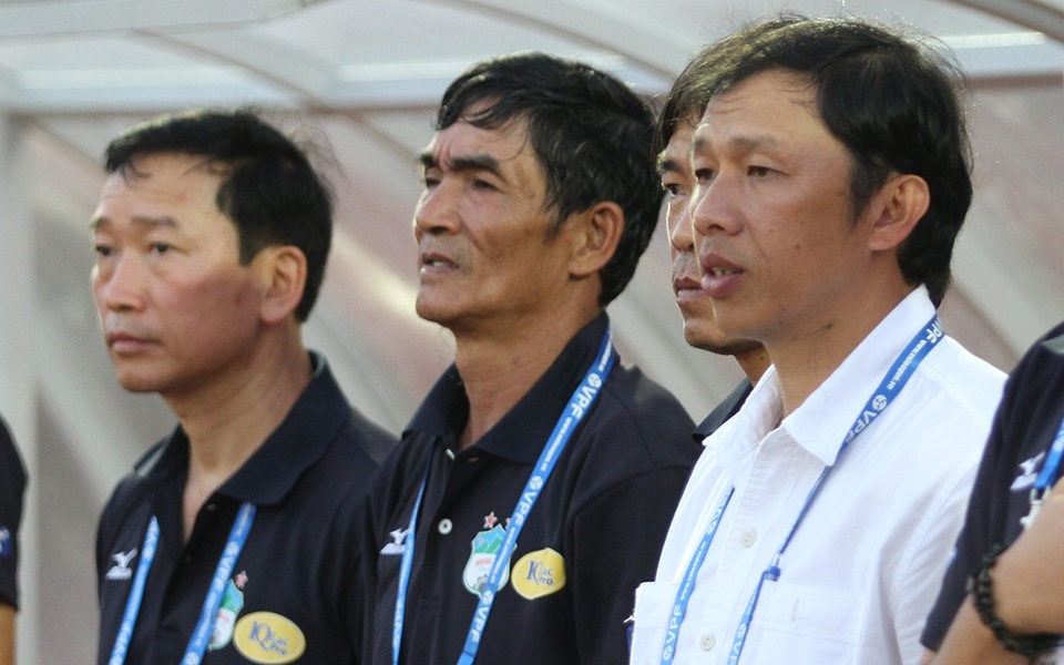 HLV HA Gia Lai không tán dương Công Phượng dù đội nhà chiến thắng - 1 HLV Dương Minh Ninh (bìa phải) - ảnh: T.V