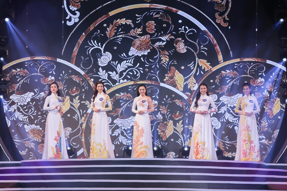 Mở màn là tiết mục “Tôi yêu Biển Việt Nam” do Phạm Thế Vĩ, Lưu Hiền Trinh thể hiện cùng sự hỗ trợ của Vũ đoàn Phương Việt - Chuông Gió. Ngay say đó, Top 40 đã có phần chào đầu ấn tượng khi xuất hiện trong những tà áo dài thướt tha.