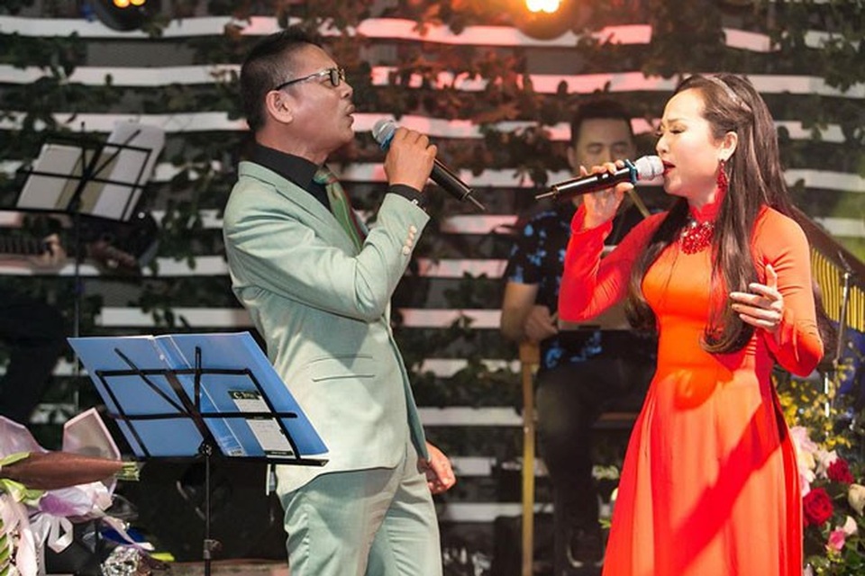 NSƯT Khánh Hòa gây bất ngờ khi hát tình tứ cùng Lê Anh Dũng - 2 NSƯT Đức Long song ca với NSƯT Khánh Hòa.