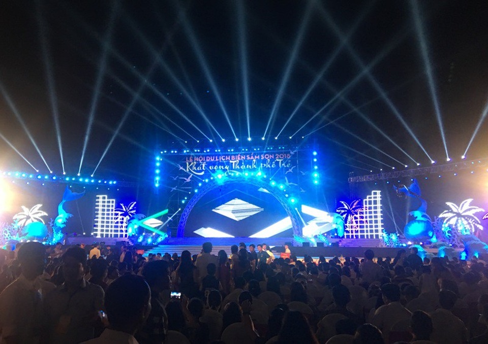 Hàng vạn du khách dự lễ hội du lịch biển Sầm Sơn năm 2018 - 3 Sân khấu hoành tráng của đêm khai hội
