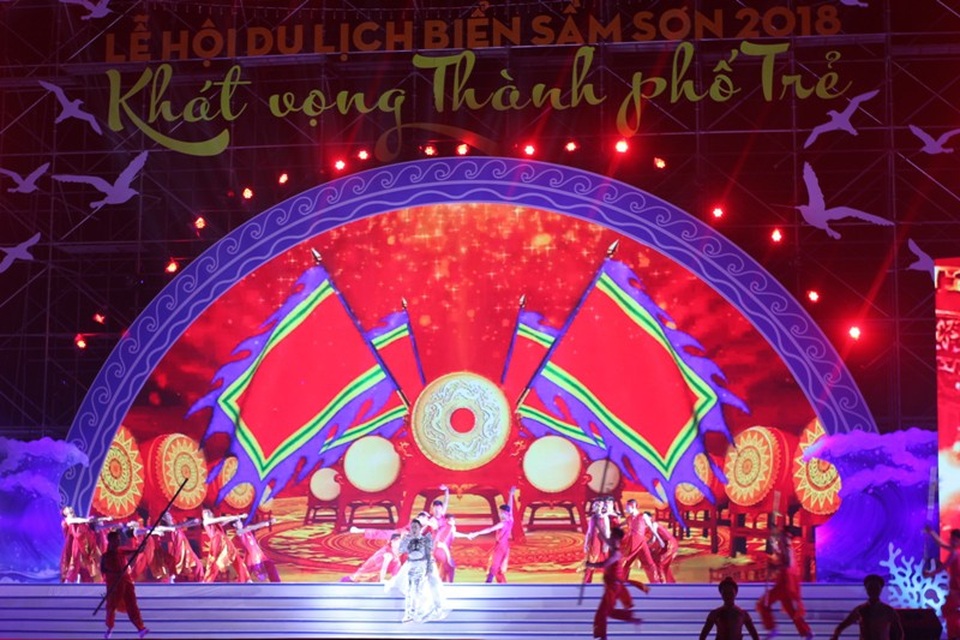 Hàng vạn du khách dự lễ hội du lịch biển Sầm Sơn năm 2018 - 4 Sau phần nghi lễ là chương trình nghệ thuật với nhiều nghệ sĩ, ca sĩ nổi tiếng biểu diễn