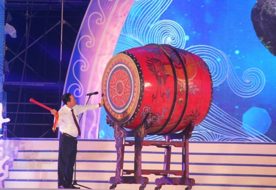 Hàng vạn du khách dự lễ hội du lịch biển Sầm Sơn năm 2018 - 2 Ông Trịnh Văn Chiến, Bí thư Tỉnh ủy Thanh Hóa đánh trống khai hội du lịch biển Sầm Sơn năm 2018