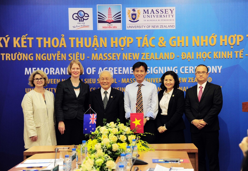 Chương trình dự bị đại học New Zealand lần đầu tiên mở tại Việt Nam - 2 Lễ ký kết dưới sự chứng kiến của Đại sứ New Zealand tại Việt Nam và Đại sứ Việt Nam tại New Zealand