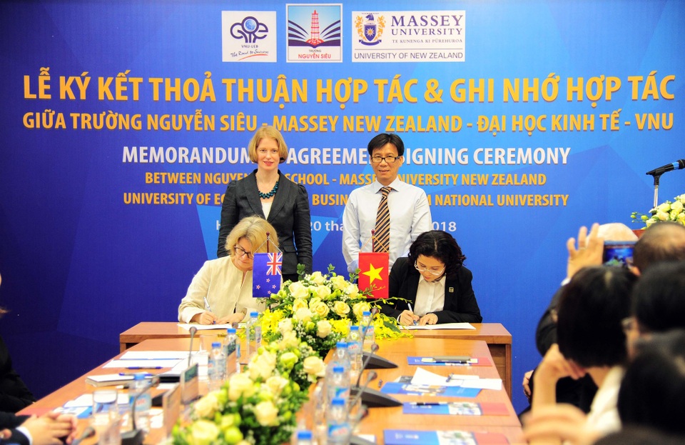 Chương trình dự bị đại học New Zealand lần đầu tiên mở tại Việt Nam - 1 Hiệu trưởng trường Nguyễn Siêu và Giám đốc Trung tâm hướng nghiệp ĐH Massey ký kết thoả thuận hợp tác.