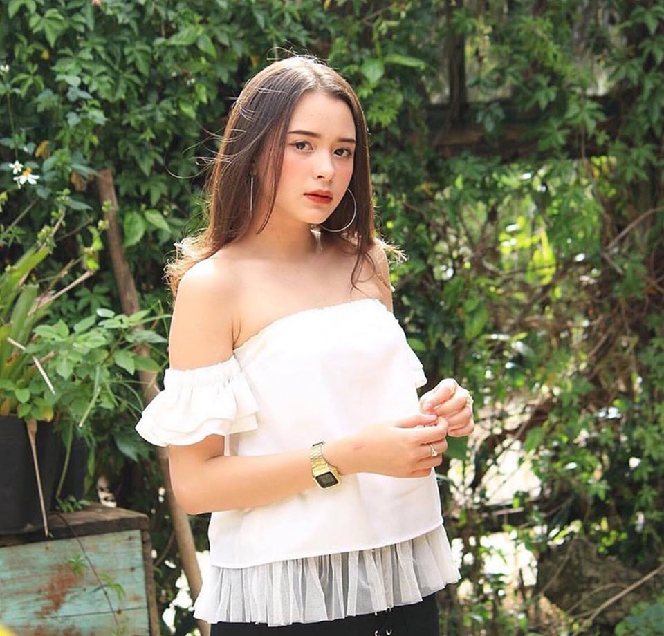 Lời trần tình của hot girl Đà Lạt luôn bị nghi "can thiệp dao kéo" - 10 Nhờ sở hữu gương mặt đẹp nên Na Tây rất được các shop thời trang ưa chuộng, chọn lựa cô là người mẫu lookbook.