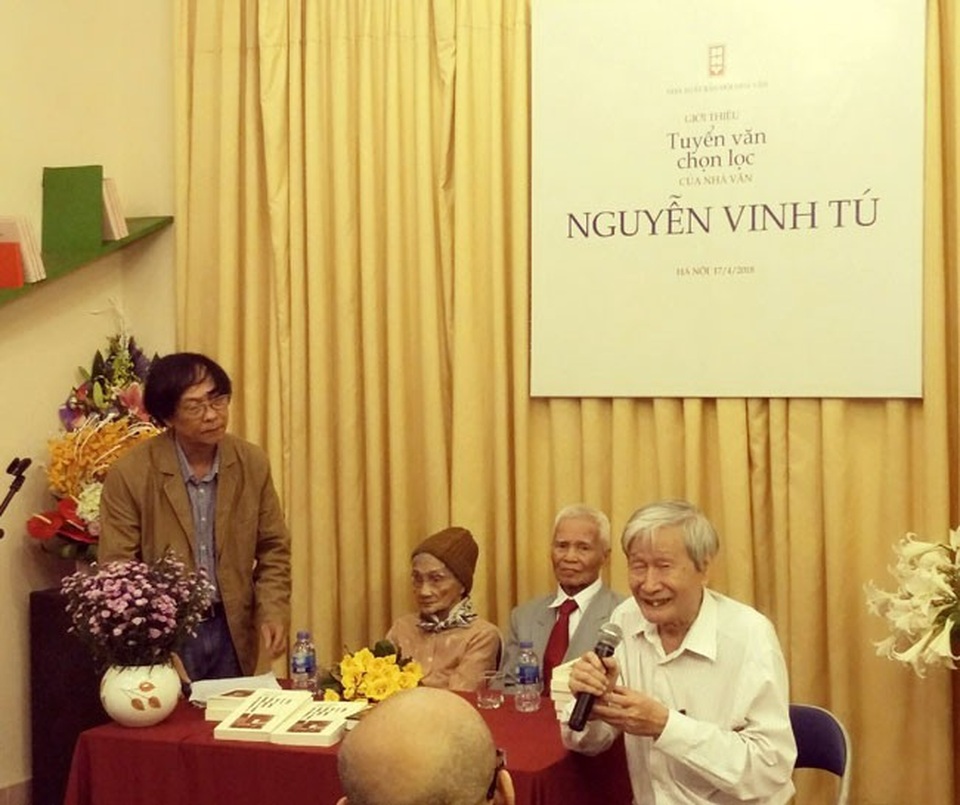 Ra mắt tuyển văn chọn lọc của nhà văn Nguyễn Vinh Tú - 1 Nhà văn Nguyễn Vinh Tú và vợ (giữa) trong buổi tọa đàm về tuyển tập các tác phẩm của ông mới đây tại Hà Nội.