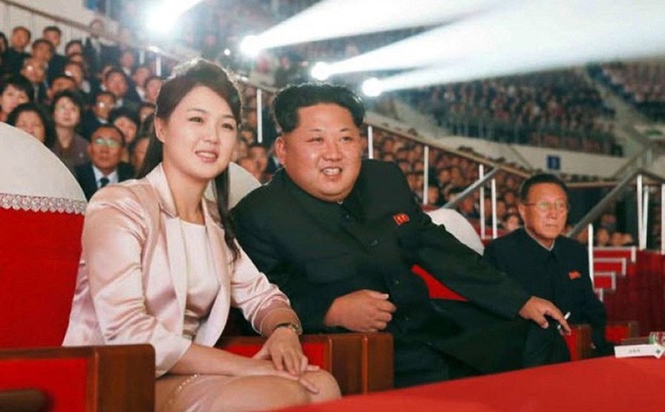 Giải mã chiến lược "nâng cấp" hình ảnh của ông Kim Jong-un - 3
Nhà lãnh đạo Kim Jong-un và Đệ nhất phu nhân Triều Tiên Ri Sol-ju (Ản: EPA)