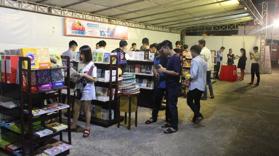 Hàng nghìn cuốn sách được đưa đến bạn đọc nhân ngày hội sách - 1 Hàng ngàn cuốn sách hay được giới thiệu đến với người yêu sách
