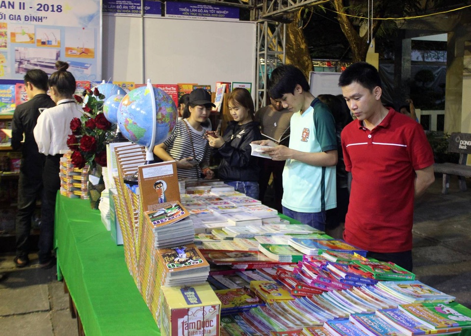 Hàng nghìn cuốn sách được đưa đến bạn đọc nhân ngày hội sách - 2 Hàng nghìn cuốn sách được đưa đến bạn đọc nhân ngày hội sách - 2